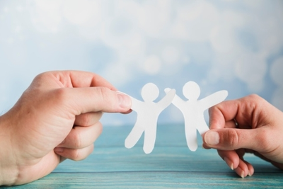 Mani con figurine di carta 